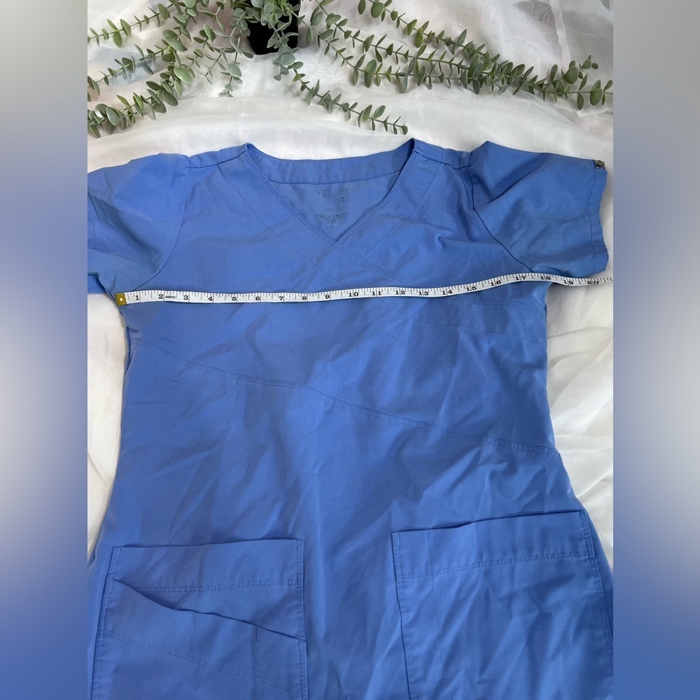 Grey’s Anatomy Ceil Blue Muti-pocket Cross Stitch Scrub Top Size Small - Picture 5 of 9